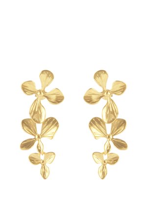 Kolczyki z metalu w odcieniu złota, ukształtowane jako trzy połączone stylizowane kwiaty z teksturowanymi powierzchniami przypominającymi płatki.