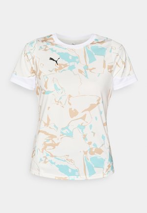 Camiseta de Puma con una base blanca y patrones abstractos en beige y aqua. Mangas cortas con detalles blancos y logo negro en el pecho.