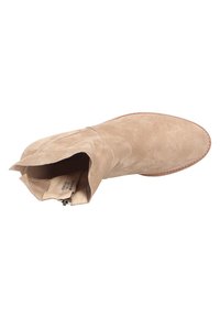 Stivale alla caviglia in suede beige con punta rotonda, chiusura con zip e superficie morbida e testurizzata. Interno foderato con dettagli di cucitura minimi.