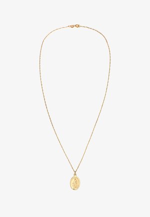Collier en chaîne dorée avec un pendentif ovale arborant une image en relief d'une figure, surface texturée et fermeture à clip en forme de homard.