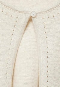 Strickjacke aus off-weißem Baumwollmaterial mit offener Vorderseite, ausgestattet mit einem kleinen Knopfverschluss und dekorativen Lochdetails entlang der Kanten.