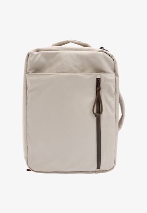 Beżowy plecak na laptopa z tkaniny, z przednią kieszenią na zamek, górnym uchwytem i minimalistycznym designem. Teksturowana powierzchnia z brązowymi akcentami.