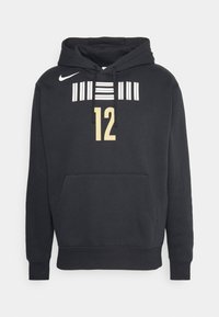 Sweat à capuche noir avec une poche avant, arborant un motif de code-barres blanc et or ainsi que le numéro 12. Tissu doux et texturé.