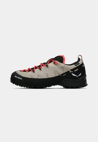 Leichter Wanderschuh mit einem schwarzen und beigen Mesh-Obermaterial, roten Schnürsenkeln und einer strapazierfähigen Gummisohle. Verfügt über verstärkte Akzente und eine Zuglasche.