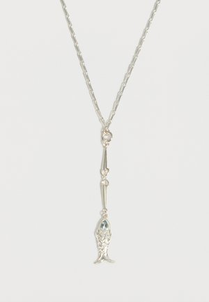 Ασημένιο κολιέ με αλυσίδα και μενταγιόν σε σχήμα ψαριού με τμήματα, που διαθέτει λεπτομερείς λέπια και συνδέεται με οβάλ κρίκους.