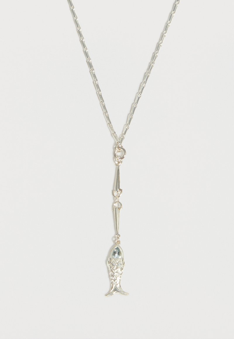 Ασημένιο κολιέ με αλυσίδα και μενταγιόν σε σχήμα ψαριού με τμήματα, που διαθέτει λεπτομερείς λέπια και συνδέεται με οβάλ κρίκους.