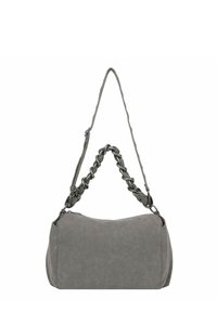 Bolso de ante gris con una correa de hombro trenzada, que cuenta con un cierre de cremallera y una forma suave y redondeada. Superficie texturizada con adornos mínimos.