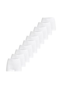 Zehn Paare weißer Boxershorts, die in einer Reihe präsentiert werden. Der Stoff wirkt glatt, mit einem elastischen Bund und einem taillierten Design.