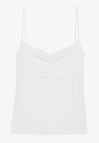 Fehér camisole, vékony állítható pántokkal, texturált anyagból készült, kiemelkedő mintákkal és ráncolt elülső részlettel.