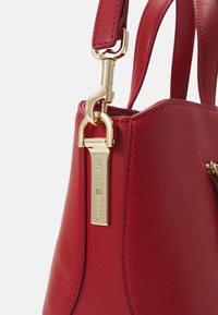 Tommy Hilfiger HERITAGE SATCHEL - Käekott - dark magma