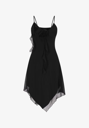 Czarna sukienka na ramiączkach z dopasowaną górą, falbanką po lewej stronie, kwiatowym akcentem i płynącym asymetrycznym dołem. Wykonana z lekkiego materiału.