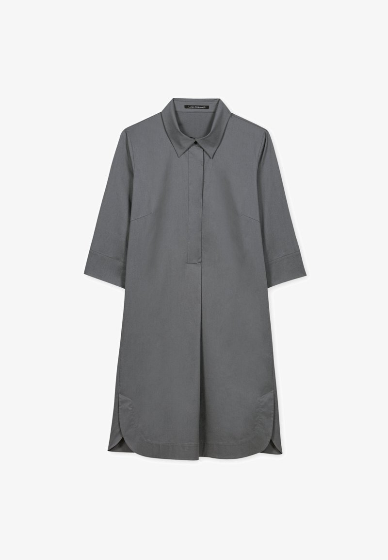 Graues, kurzärmliges Hemd mit Kragen und einer Länge bis zu den drei Vierteln der Arme sowie seitlichen Schlitzen. Glatte Textur, knopflose Blende und entspannte Silhouette.