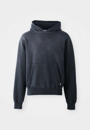 Svart hettegenser laget av myk stoff, med frontlomme, snor i hetta, og ribbestrikkede mansjetter og nederkant. Glatt tekstur med minimal slitasje.