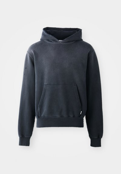 Sudadera negra hecha de tela suave, con un bolsillo frontal, capucha con cordón y puños y dobladillo de canalé. Textura suave con desgaste mínimo.