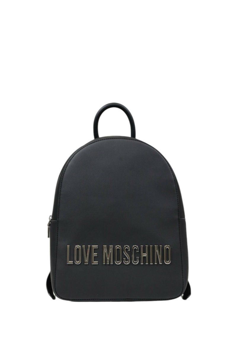 Mochila de cuero sintético negro con forma redondeada, que presenta un asa superior y el logo en relieve "LOVE MOSCHINO" en el frente.