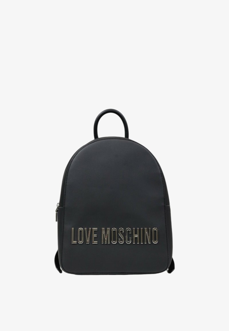 Mochila de cuero sintético negro con forma redondeada, que presenta un asa superior y el logo en relieve "LOVE MOSCHINO" en el frente.