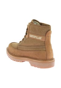 Bota de tobillo marrón con exterior de ante y lona, cordones en la parte frontal, cuello acolchado y suela de goma con un patrón de agarre texturizado.