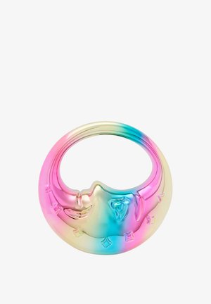 Iridescerende måneformet objekt med ansigtsdesign, der har gradientfarver i pink, blå og gul, glat tekstur og stjernedekorationer.