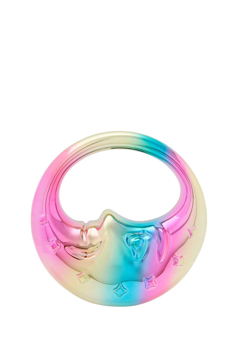 Iridescerende måneformet objekt med ansigtsdesign, der har gradientfarver i pink, blå og gul, glat tekstur og stjernedekorationer.