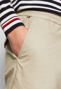 Tommy Hilfiger Broek - stone