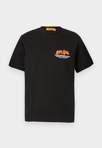 Sort bomuld t-shirt med korte ærmer, der har et orange og hvidt grafisk tekstdesign på forsiden. Rund halsudskæring, afslappet pasform.