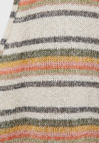 Pull en tricot multicolore avec des rayures horizontales rose, orange, vert et noir sur un fond crème, avec une finition texturée.