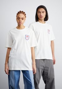 adidas Originals TEE UNISEX - Apdrukāts T-krekls - off white