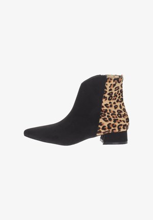 Stivale alla caviglia in suede nero con punta affusolata, caratterizzato da un pannello in tessuto con stampa leopardata sul retro e un tacco basso a blocco.