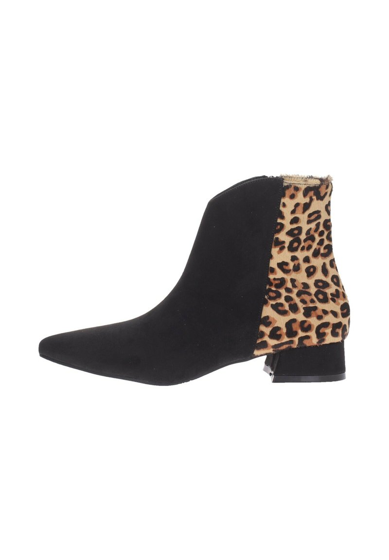 Botín negro de ante hasta el tobillo con punta afilada, que cuenta con un panel de tejido con estampado de leopardo en la parte posterior y un tacón bajo y cuadrado.
