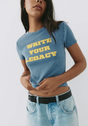 PULL&BEAR, REGULAR FIT WITH CRACKLED GRAPHIC - T-SHIRT - T-shirt con stampa - blue