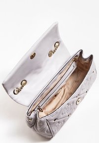 Grå quiltad läderhandväska med guldfärgad hårdvara, tryckknappar och en kontrasterande beige inredning med en zipficka och logomönster.