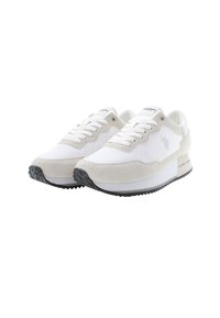 Zapatillas blancas y gris claro con parte superior de ante y cuero, punta redonda y suela de goma. Presenta un logo en el costado y cordones en la parte delantera.