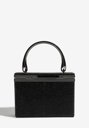 Černá strukturovaná kabelka s texturovaným povrchem, která má pevný rám, lesklou rukojeť a kovové doplňky.