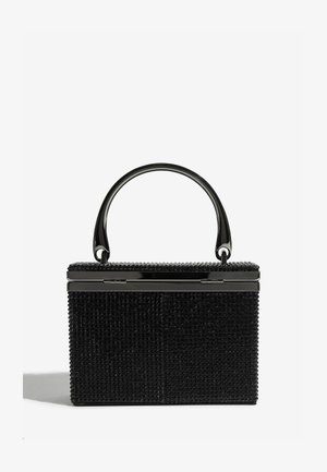 Čierna štruktúrovaná kabelka s textúrovaným povrchom, ktorá má pevný rám, lesklú rukoväť a kovové dekoračné prvky.