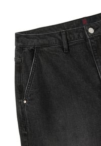 Jeans de mezclilla negra con un diseño de pierna recta, cierre de botón en la parte superior, bolsillos frontales y una pequeña etiqueta roja cerca de la cintura.
