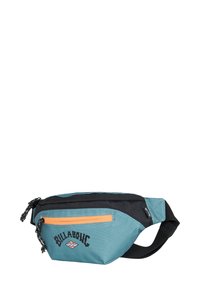 Riñonera de tela en teal y negro con un bolsillo frontal con cremallera y correa ajustable. Presenta un logotipo y detalles en cremallera de color naranja.