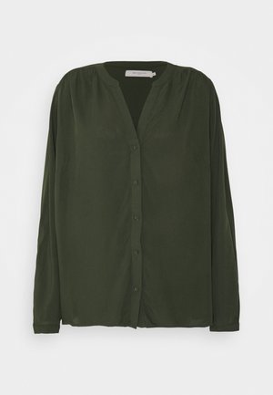Mørkegrøn bluse med lange ærmer, V-udskæring, knapper foran og let opsamlet stof ved skuldrene.