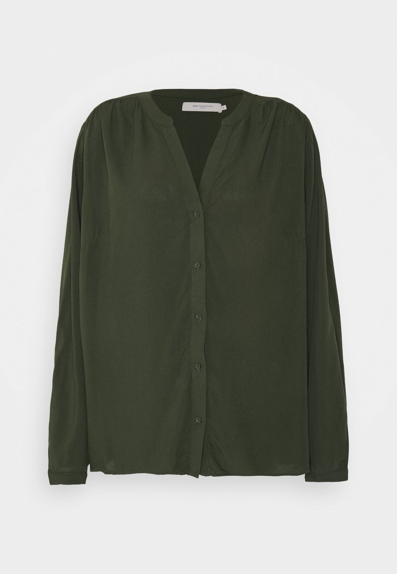 Blouse à manches longues vert foncé avec un col en V, des boutons à l'avant et un tissu légèrement froncé aux épaules.