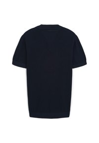 Polo shirt a maniche corte, di colore blu navy, realizzato in maglia con una texture a coste e colletto standard. Presenta un orlo dritto e nessuna decorazione visibile.