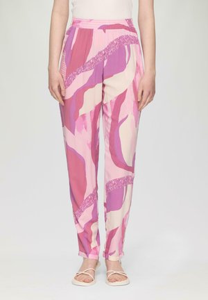 Pantalons roses à motifs avec des formes abstraites dans diverses nuances de rose et de crème, fabriqués en tissu léger avec une coupe décontractée.