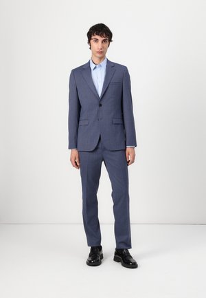 Herrenanzug aus strukturiertem dunkelblauem Stoff mit ein-Knopf-Blazer, gekerbten Revers und passenden maßgeschneiderten Hosen. Schwarze Dressschuhe.