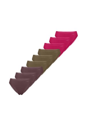 Tre sæt af tre kvinders bikini-underbukser i pink, olivengrøn og mørkebrun, arrangeret diagonalt på en hvid baggrund.