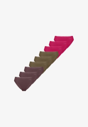 Tre sæt af tre kvinders bikini-underbukser i pink, olivengrøn og mørkebrun, arrangeret diagonalt på en hvid baggrund.