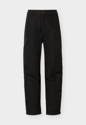 Juodos tiesios kelnės su sagos ir užtrauktuko uždarymu, diržo kilpomis, be matomų kišenių, išdėstytos ant baltos foninės plokštumos.