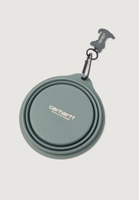 Carhartt zaļā silikona suņu bļoda ar salokāmu dizainu, ar teksturētu ārpusi, kas ietver melnu karabīni un logo detalizāciju.