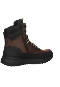 Botte de randonnée marron bénéficiant d'une combinaison de matériaux en cuir et synthétiques, avec une fermeture éclair sur le côté, des accents noirs contrastants et des accessoires dorés.