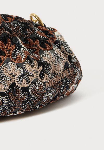 Bolsa de mão de malha com um padrão multicolorido em preto, bronze e prata, com um acabamento texturizado e um detalhe em metal dourado.