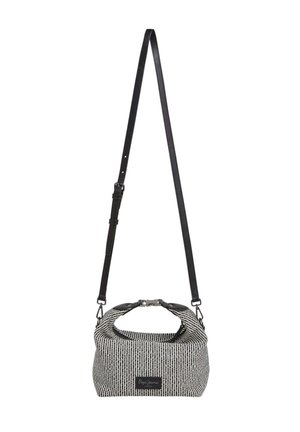 Schwarz-weiße gestreifte Stoffhandtasche mit einer abgerundeten Oberseite, verstellbarem schwarzen Tragegurt, Reißverschlussverschluss und einem Logoschild auf der Vorderseite.