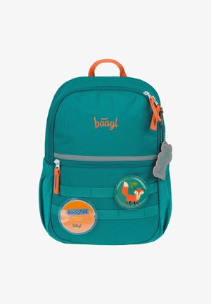 Türkisfarbener Rucksack mit orangefarbenen Akzenten, ausgestattet mit einem mit Reißverschluss versehenen Fach, horizontalen Riemen und zwei runden Aufnähern, die einen Fuchs und ein Logo zeigen.
