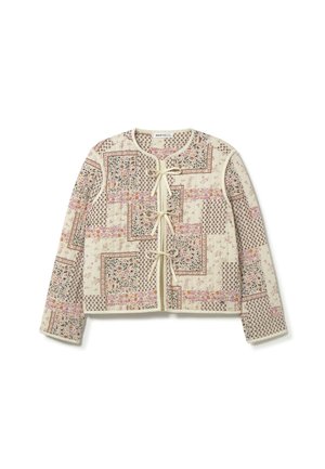 Chaqueta acolchada en crema con patrones florales y geométricos multicolores. Presenta un escote redondo y cierres de lazo en el centro.